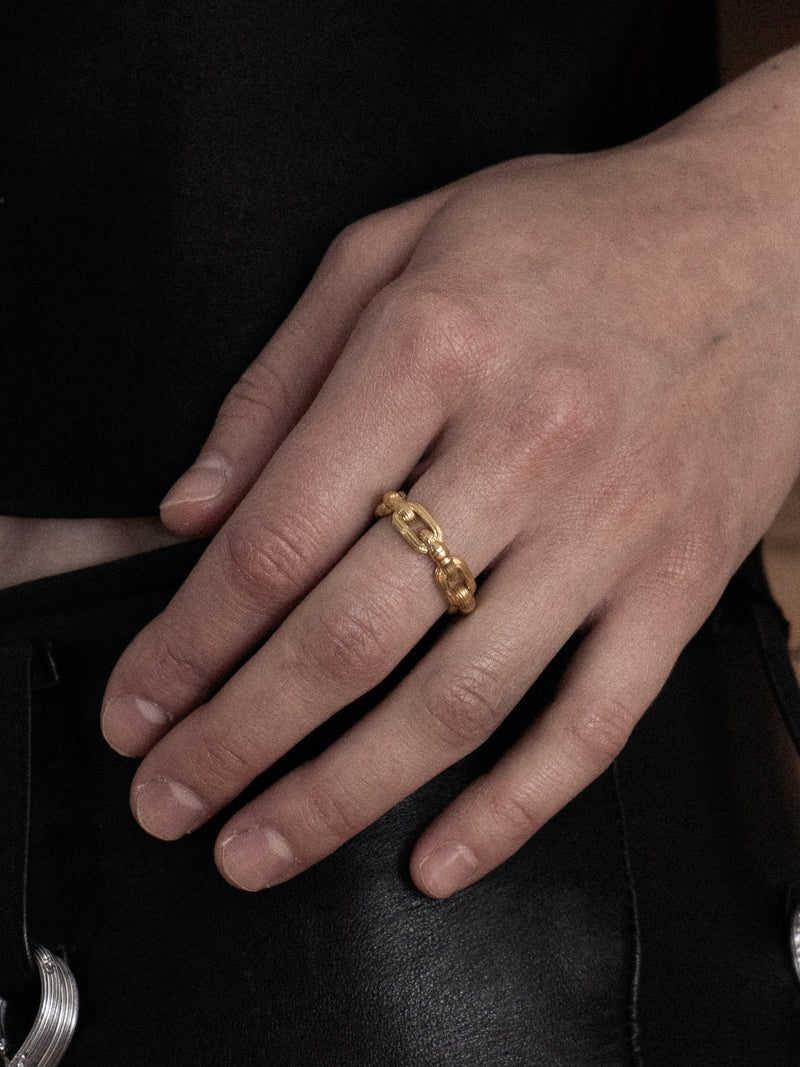 Column-Link Ring, 18K gold